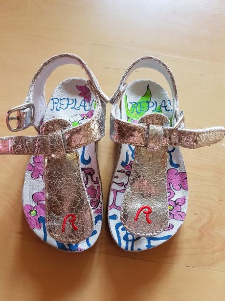 Raz obute sandalky, replay,22
