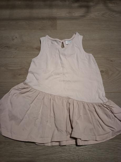 Šaty s volánom, 104