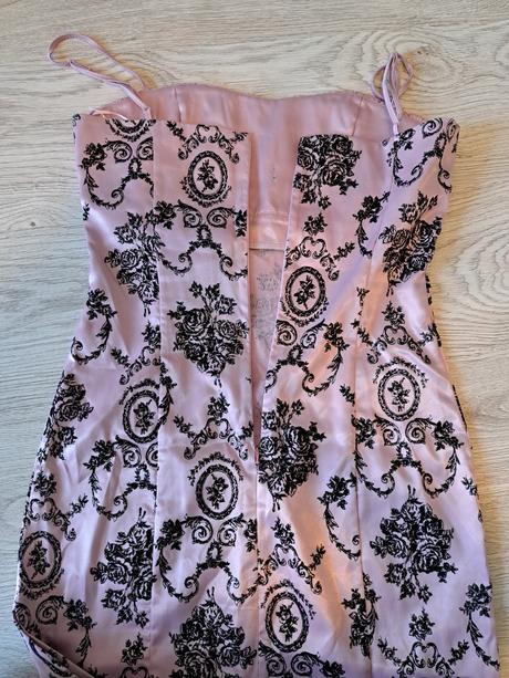 Saténové spoločenské šaty, m