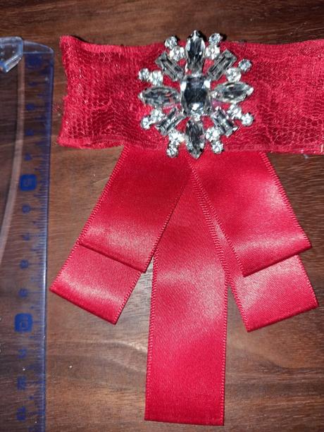 5ks bižu náhrdelníky + brošňa,