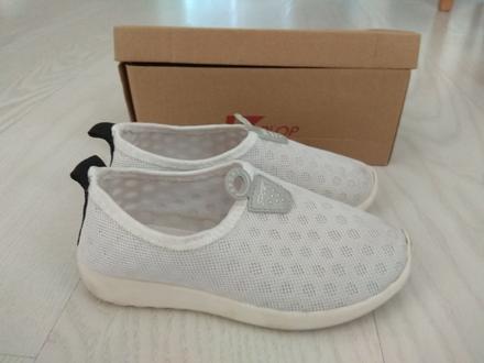 Biele vzdušné tenisky, 30