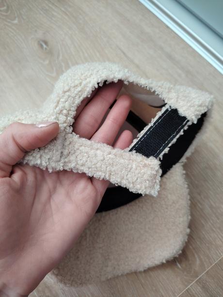 Béžová kožušinová huňatá šiltovka, amisu