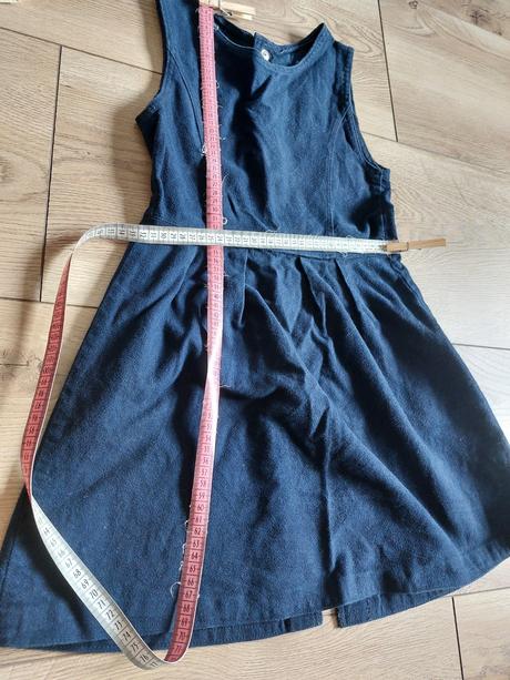 Teplé šaty bez rukávov gombíkové zadné zapínanie, 128