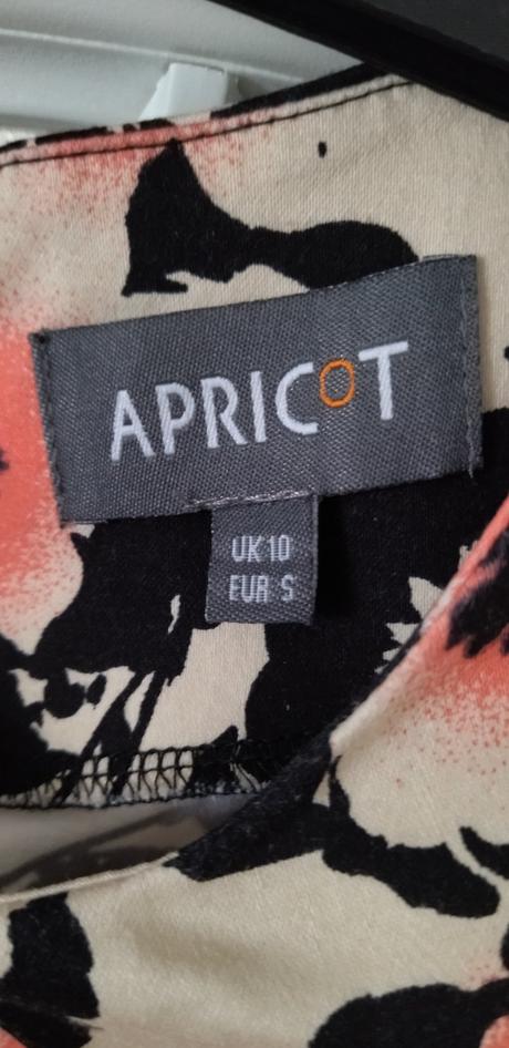 Elegantné elastické šaty apricot, s