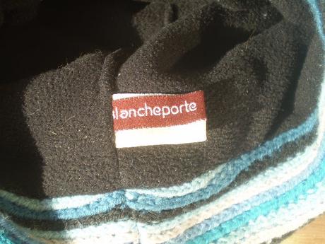 Pásavá dámska čiapka v modrých odtieňoch, 54