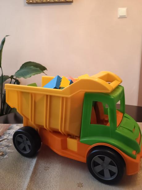 Nákladné vyklápacie auto,