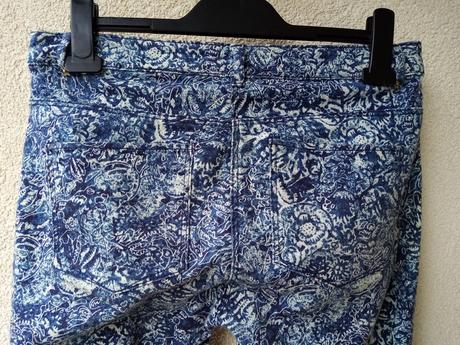 Tmavomodré rifle h&m s motívom bielych kvetín, h&m,38