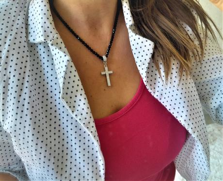 Korálkový náhrdelník s krížikom,