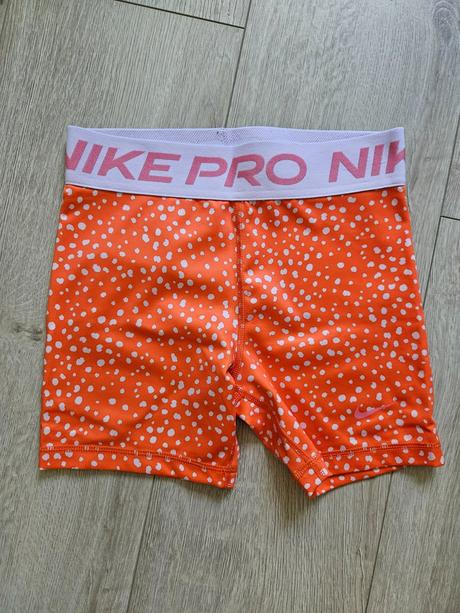 Oranžovo biele bodkovaný  kratase, nike,146