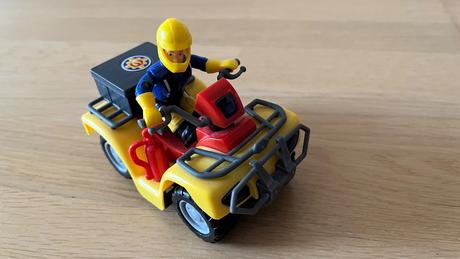 Požiarnik sam na štvorkolke,