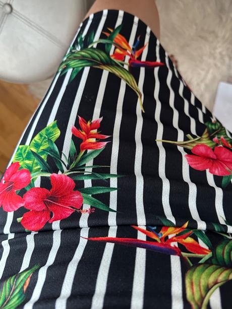 Krásne farebné pásikavé dámske šaty, s