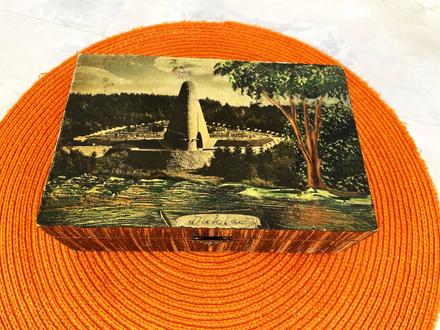 Drevená starožitná plastická kazetka,