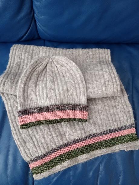 Set čiapky a šálu,