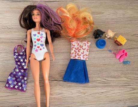 Barbie bábika s vymeniteľnými parochňami, oblečení, 