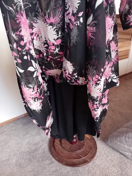 Šifónové šaty, 42