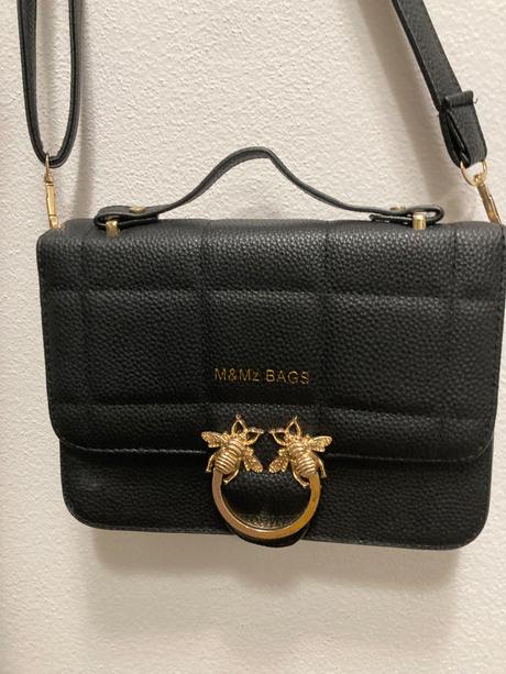 Pekná crossbody čierna kabelka, 