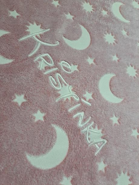 Deka svietiaca v tme s menom,