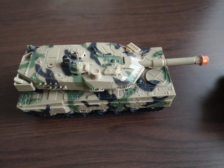 Tank a vojenské auto, 