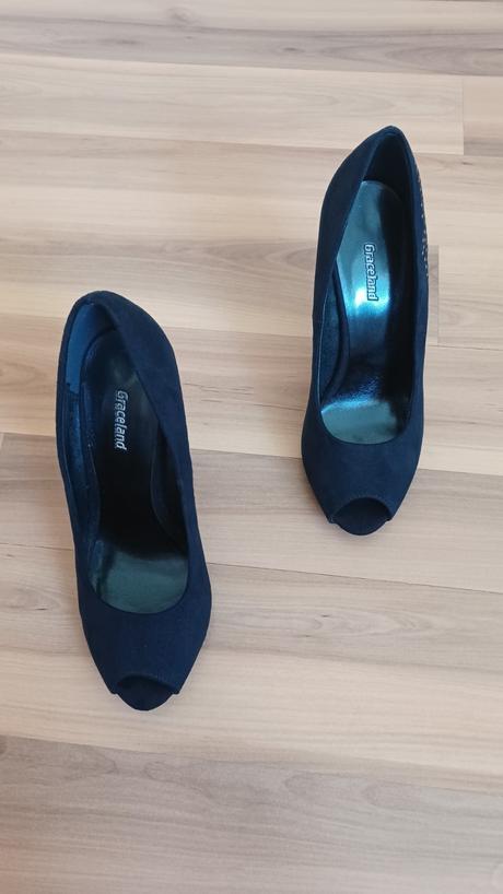 Tmavomodré lodičky, graceland,37