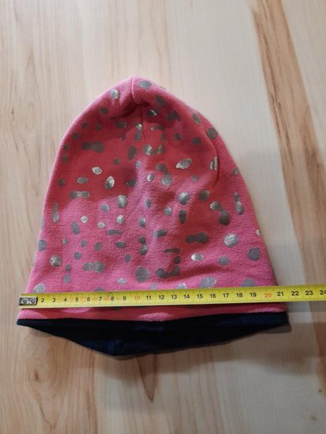 Dvojvrstvová čiapka so striebornou potlačou, 104