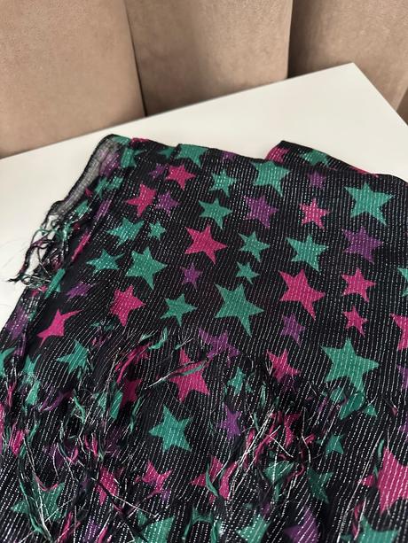 Veľká čierna šatka s hviezdičkami, 