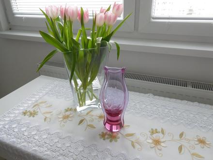 Alexnadritové hútni sklo s růži výška 27,5 cm, 