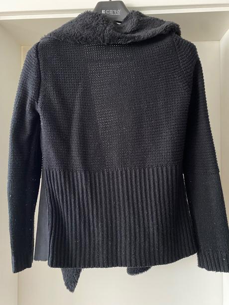 Cierny sveter s kozusinou, stradivarius,36