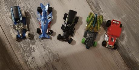 Hot wheels 5 aut,
