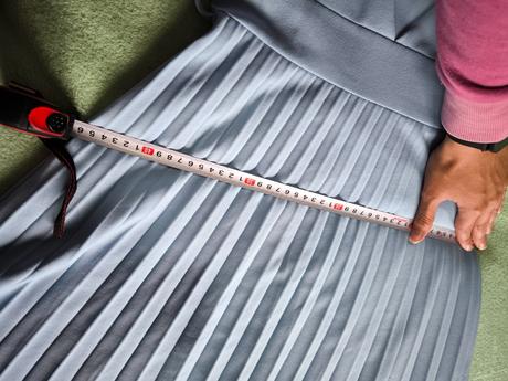 Plisované modré šaty, 