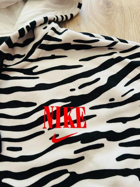 Štýlová mikina značky nike, pc 80 eur, nike