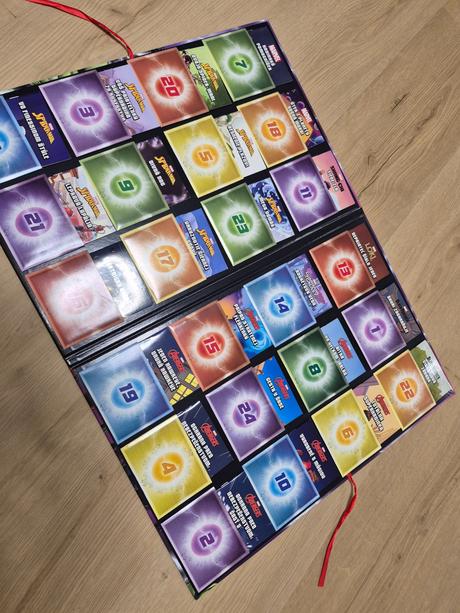 Advetná kalendár marvel,