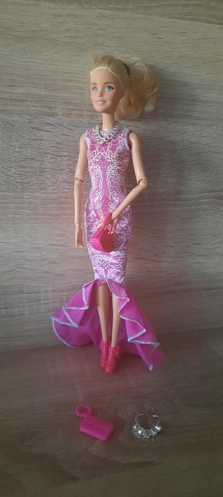 Barbie, motorka a rôzne šaty, 