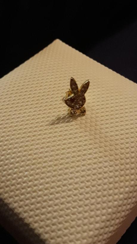 Playboy zajačik naušnička, 