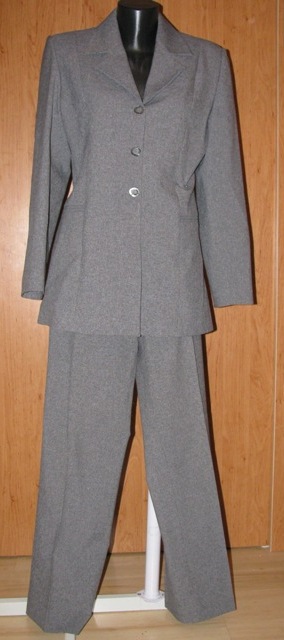 Sivý nohavicový kostým, 38