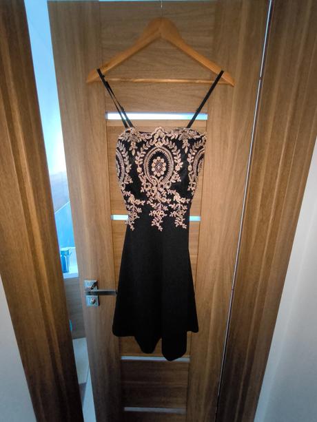 Krásne šaty s ornamentmi, 