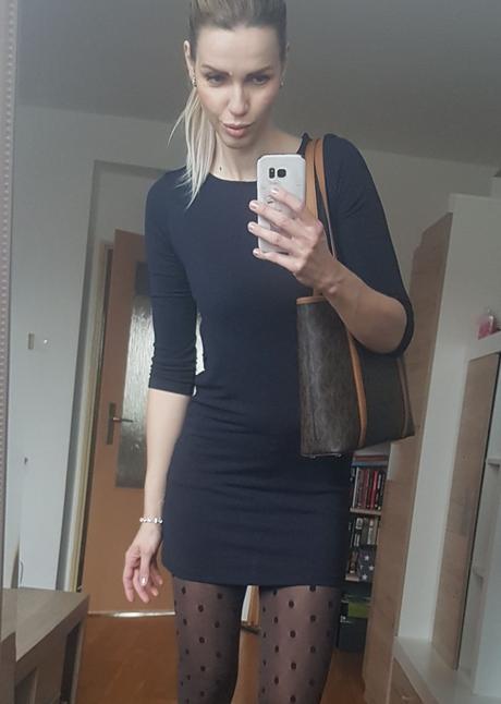 Tmavomodre minišaty, 38