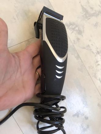 Zastrihávač na vlasy/fúzy,