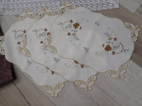 Obrusy krémovo hnedasté, 