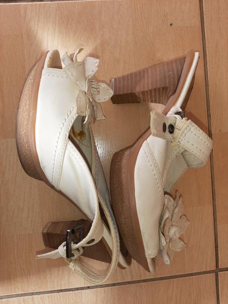 Biele sandálky, baťa,38