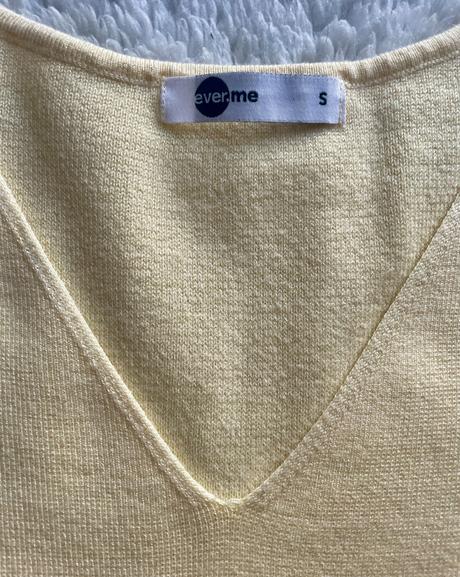 Bledozlty svetrik s v vystrihom, s