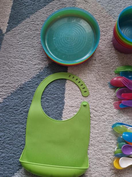 Umelé taniere, poháre, príbor a podbradník, ikea