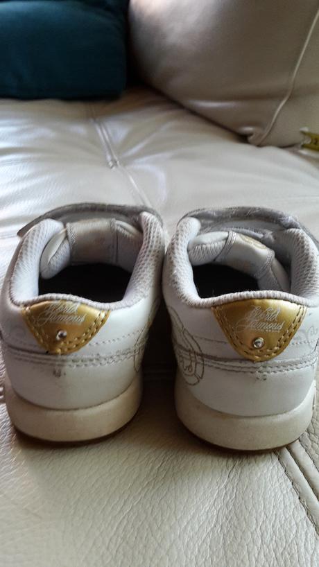 Bielozlate tenisky, 24