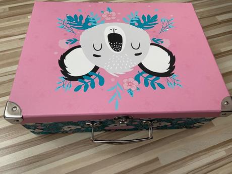 Háčkovaná bábika v kufríkovom domčeku, 