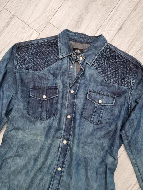 Pánska rifľová košeľa s pútavými detailmi, s