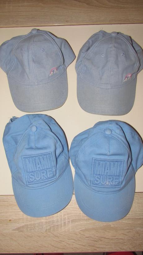 Šiltovky pre dvojičky, 56