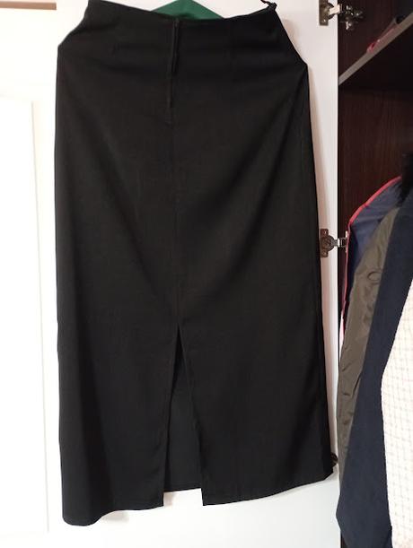 Dlhá čierna sukňa, 46