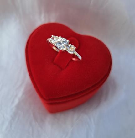 Strieborný prsteň s bielymi zirkónmi,