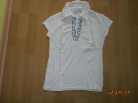 Módne tričko s gorálkami okolo výstrihu, s