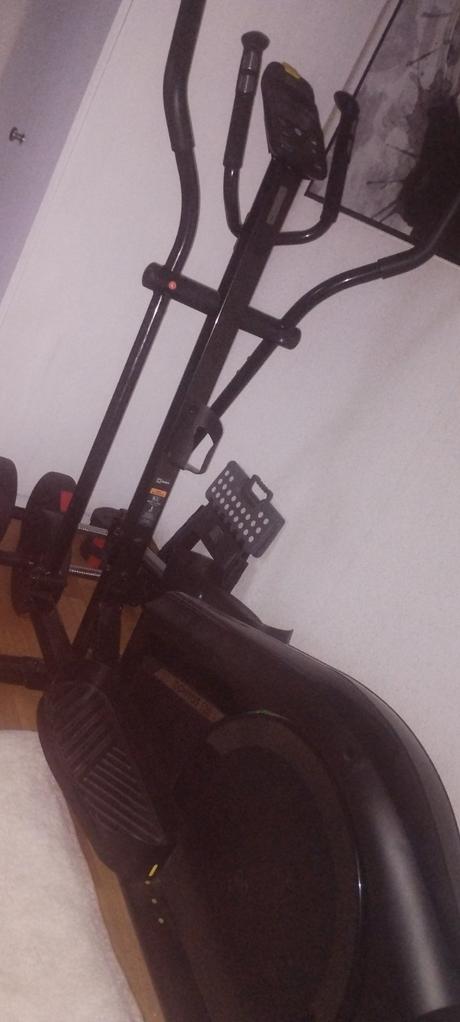 Elipticky trenažér,