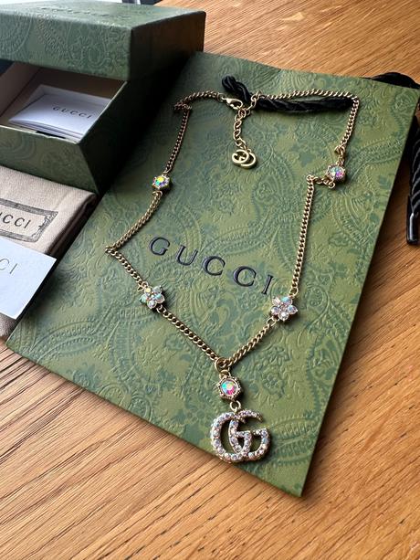 Krásny nový náhrdelník gucci s odleskami, gucci